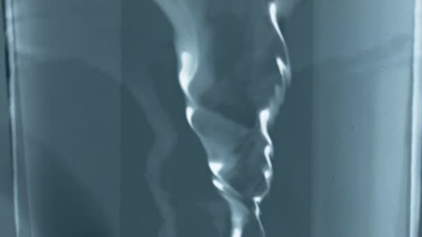 Фильтрованный Аква Вращающийся Внутри Стеклянного Контейнера Крупным Планом Ледяной Коктейль — стоковое видео