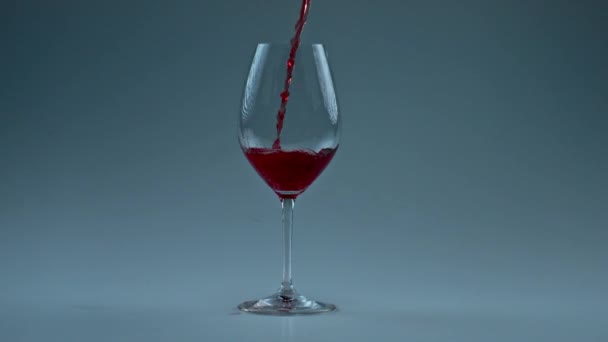 Jato Vinho Espumante Derramando Vidro Closeup Álcool Fizzy Líquido Enchimento — Vídeo de Stock