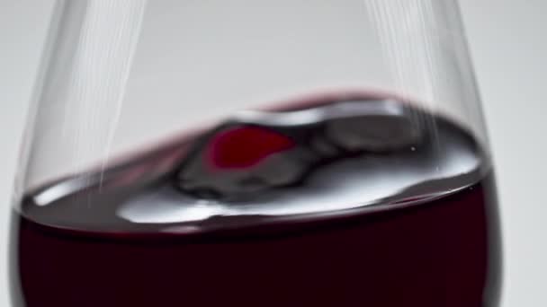 Merlot Vin Légèrement Secouant Verre Gros Plan Surface Liquide Raisin — Video