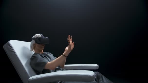 Persona Ciencia Ficción Gesticulando Realidad Virtual Cerca Control Sensores Hombre — Vídeos de Stock