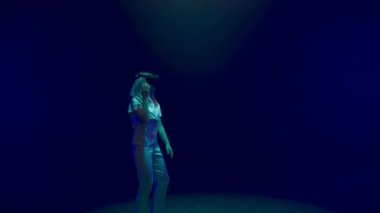 Neşeli kız artırılmış gerçeklik kulaklığı ile neon ışıklarda dans ediyor. Mutlu oyuncular siber uzayda konsol simülasyonu oynarlar. Bilinmeyen enerjik milenyum uykusu gelecekteki gözlüklerle metaevren teknolojisinin tadını çıkarıyor.