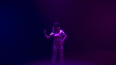 Neon kız kulaklıkla dans ediyor. Enerjik genç dijital gözlüklerle metaevren simülasyonunun tadını çıkarıyor. Tanımlanamayan milenyum hareketi artırılmış gerçeklikte gevşiyor. Sanal hafta sonu eğlence konsepti