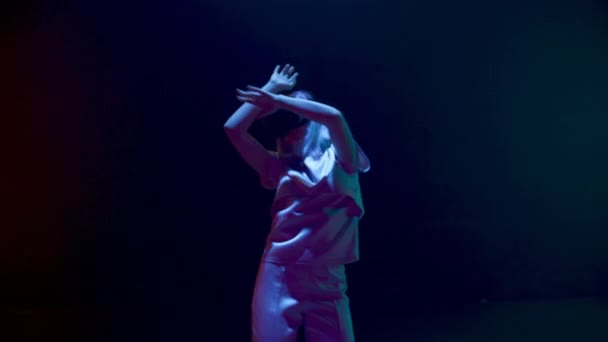 Gözlükleriyle Neon Siber Uzay Dansı Yapan Gelecekçi Kadın Mutlu Oyuncu — Stok video