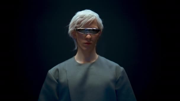 Metaverse Kille Bär Glasögon Ljus Närbild Futuristisk Man Upplever Simulering — Stockvideo