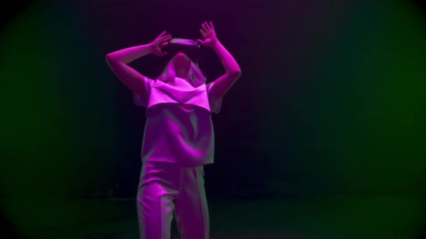 Cybergirl Tanzt Virtual Reality Brille Neonlicht Glückliche Spieler Genießen Die — Stockvideo
