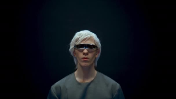 Detailní Futuristický Chlap Hrající Hru Virtuální Realitě Soustředěný Hráč Dotýkající — Stock video