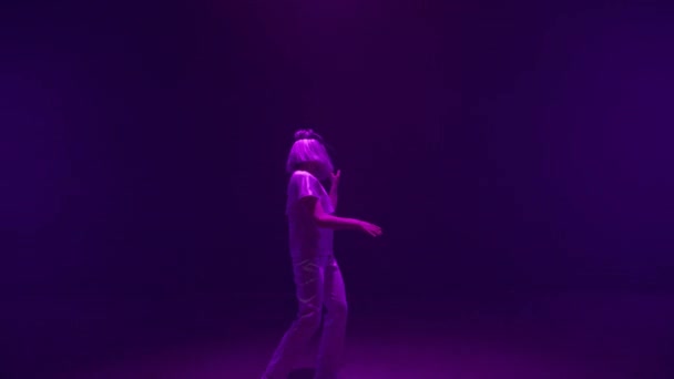Happy Girl Táncol Headset Neon Fények Futurisztikus Generációs Élvezi Digitális — Stock videók