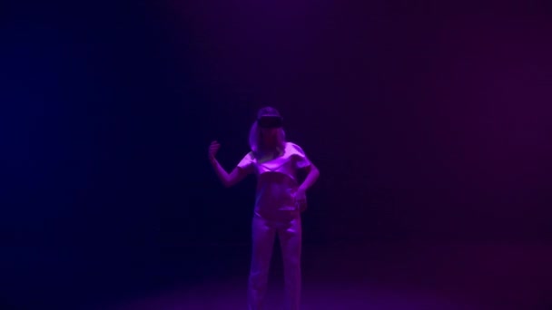 Neonjente Danser Hodetelefoner Energisk Tenåring Som Nyter Metavers Simulering Digitale – stockvideo