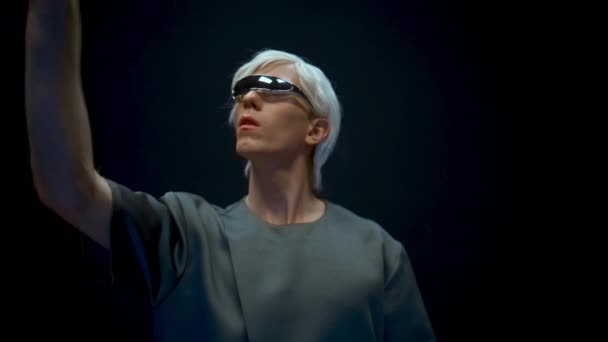 Närbild Futuristisk Man Nedsänkt Augmented Reality Simulering Metaverse Blond Gamer — Stockvideo