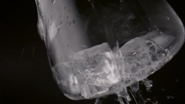Διαυγές Κρύο Μεταλλικό Νερό Ρίχνει Πάνω Από Γυαλί Παγάκια Κοντά — Αρχείο Βίντεο