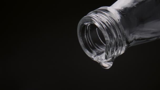 Últimas Gotas Transparentes Gotean Del Cuello Botella Cámara Súper Lenta — Vídeos de Stock