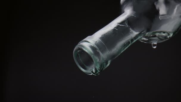玻璃瓶颈上的清澈水滴落在黑色背景上 喝从空水晶容器中滴下的超慢速液滴 用于解渴的淡水健康生活方式 — 图库视频影像