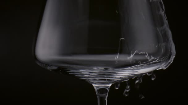Φρέσκο Διαυγές Υγρό Γέμισμα Κομψό Ποτήρι Κρασιού Μαύρο Φόντο Από — Αρχείο Βίντεο
