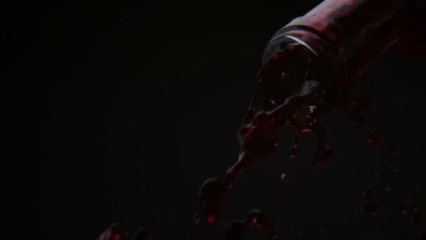 Vinho Tinto Gourmet Que Flui Garrafa Vidro Super Slow Motion — Vídeo de Stock