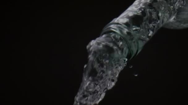 Primer Plano Agua Mineral Purificada Que Vierte Botella Vidrio Sobre — Vídeos de Stock