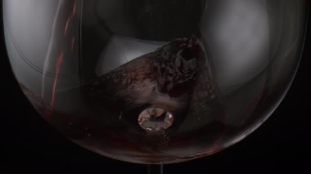 Zbliżenie Nalewanie Czerwonego Wina Przezroczystym Szklanym Kielichu Super Powolny Ruch — Wideo stockowe