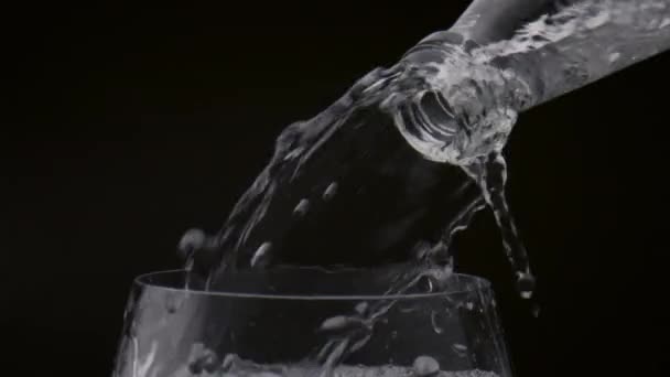 Spruzzando Getto Acqua Riempimento Bicchiere Vino Trasparente Dalla Bottiglia Vicino — Video Stock