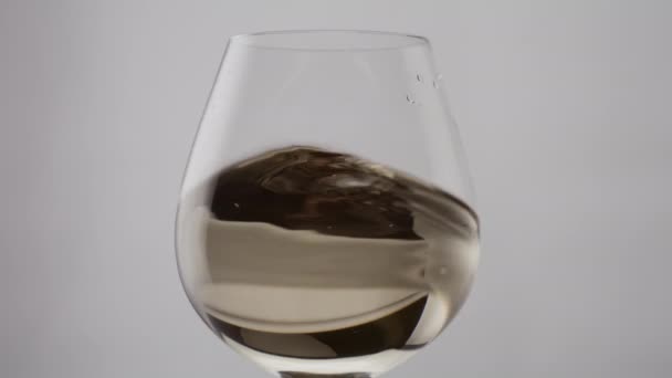 Gouden Wijn Spetterend Klassieke Glazen Beker Super Slow Motion Close — Stockvideo