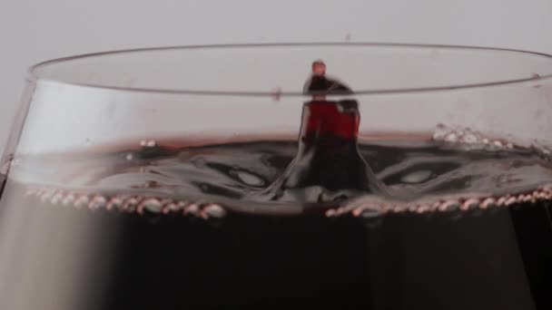 Gros Plan Gouttelettes Vin Rouge Tombant Sur Surface Lisse Boisson — Video