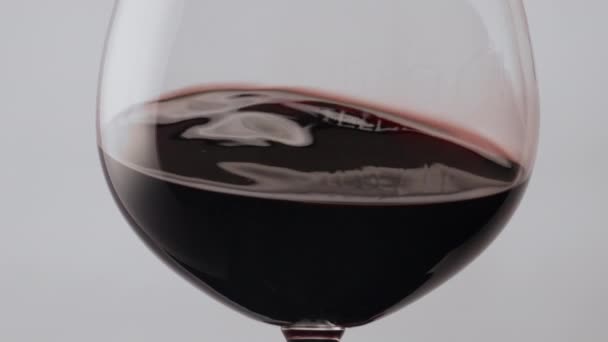 Vin Rouge Tourbillonnant Verre Cristal Classique Ralenti Super Près Boisson — Video