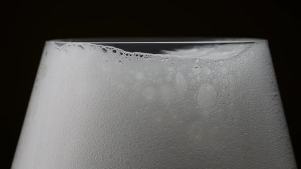 Espuma Champanhe Descendo Dentro Vinho Transparente Super Slow Motion Close — Vídeo de Stock