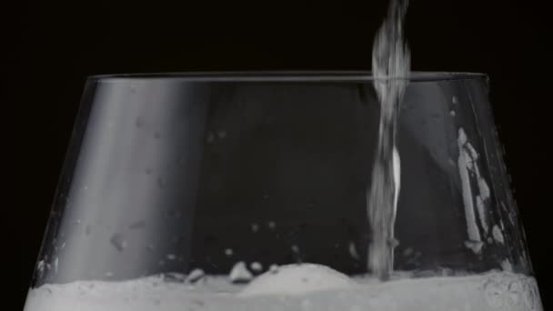 Fluxo Vinho Espumante Derramando Vidro Cristal Movimento Super Lento Perto — Vídeo de Stock