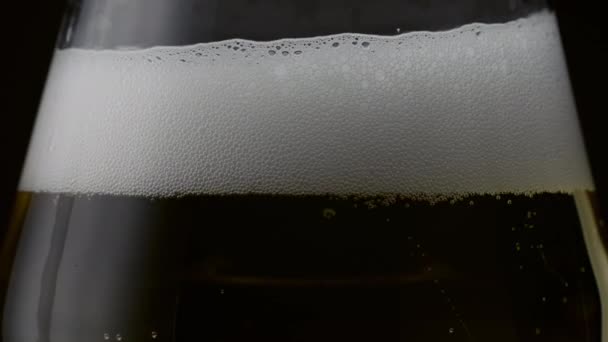 Espuma Espumosa Burbujeante Que Eleva Sobre Superficie Dorada Bebida Sobre — Vídeo de stock