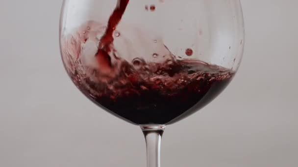 Kristal Cam Kadehe Gül Şarabı Döküyorum Çok Yavaş Çekimde Yakından — Stok video