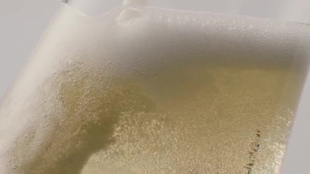 Espumante Vinho Branco Borbulhando Derramando Cálice Clássico Super Câmera Lenta — Vídeo de Stock