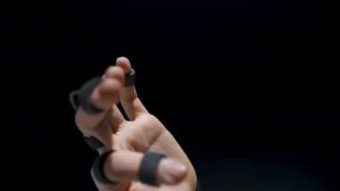 Bilinmeyen oyuncu metaverse sensör simülasyonunu kapat. Yapay zeka kullanıcı kolları gelecekten gelen bir teknoloji oyunu. İsimsiz insan görünmez nesneleri keşfediyor. Oyuncu artırılmış gerçekliğin tadını çıkarıyor