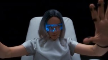 Yaklaşma sensörleri, gelecekteki siber uzayı keşfeden kişiyi ele geçirir. Sanal gerçeklik kulaklıklı kadın koltuğu yakınlaştırıyor. Akıllı genç arttırılmış gerçeklik yazılımı karanlık odayı kullanıyor. Metaverse konsepti 