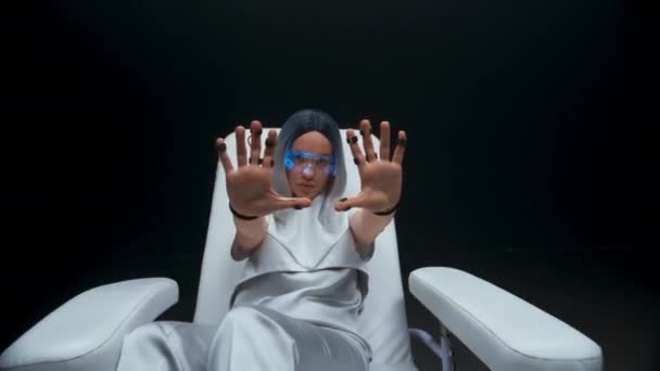 Хаптичні Сенсори Дають Жінці Сидить Стільці Блиск Людина Віртуальної Реальності — стокове відео