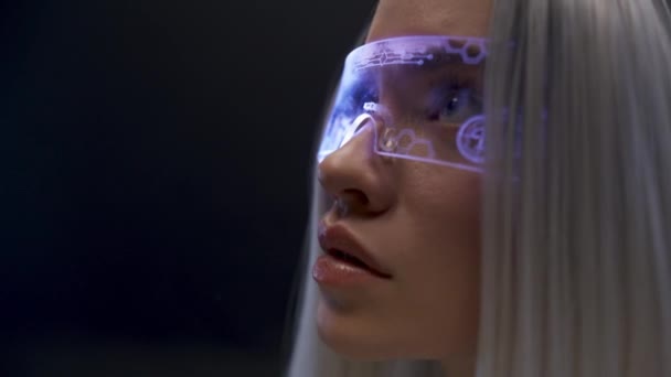 Εστιασμένος Gamer Χρησιμοποιώντας Γυαλιά Επαυξημένης Πραγματικότητας Closeup Headset Player Απολαμβάνοντας — Αρχείο Βίντεο