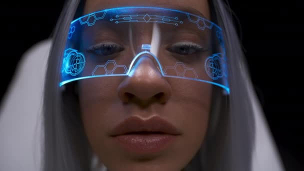 Κορίτσι Πρόσωπο Απολαμβάνει Ψηφιακή Γυαλιά Closeup Ειδικός Θέματα Φουτουριστικής Βιομηχανίας — Αρχείο Βίντεο