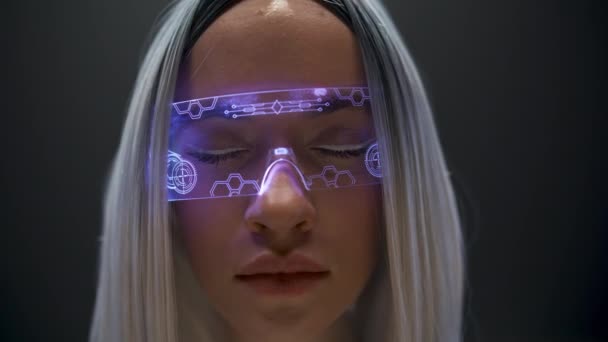 Óculos Menina Olhos Abertos Closeup Mulher Futurista Usando Óculos Inteligentes — Vídeo de Stock