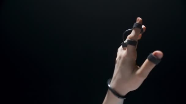 Руки Крупным Планом Сенсора Касаются Метавселенной Неузнаваемый Человек Пробует Видеоигру — стоковое видео