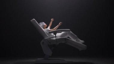 VR sensör eldiveni kullanan harika bir kız. Gelecekteki cihazlı kadın video oyunu yavaş çekimde seyrediyor. Odaklanmış oyuncu, tek başına yeni deneyimler ediniyor.
