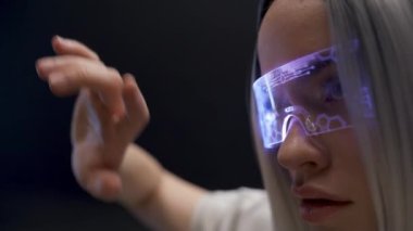 Sanal gerçeklik dünyasını yakından inceleyen oyuncular. Üç boyutlu siyah arka plana dalmış VR kulaklıklı kadın. Artırılmış uzay oyunu oynayan bir kız. Metaverse teknoloji konsepti 