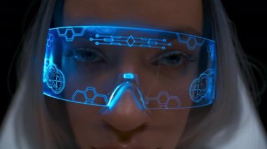 Gelecekteki realite kızı dijital gözlüklerle yakından ilgileniyor. Nano teknoloji sektörü uzmanı metaevren projesini kontrol ediyor. 3D gözlüklü kadın görünmez ekran yalnız karanlık atmosfere bakıyor.