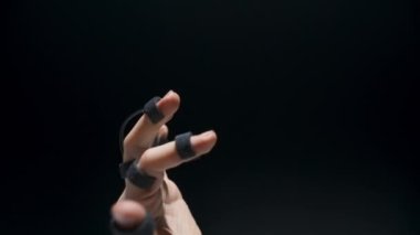 Anonim insan metaevren nesnelerini yakından araştırıyor. Kişi kolları gelecekle ilgili teknoloji oyunu. Bilinmeyen oyuncu görünmez sensör simülasyonuna dokundu. Akıllı oyuncu artırılmış gerçekliğin tadını çıkarıyor