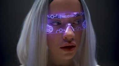 Dijital gözlüklerle bilgiyi analiz eden zeki bir kadın. Fütürist endüstri uzmanı metaevren projesini kontrol ediyor. 3D gözlüklü kız görünmez ekran gibi görünüyor. Yüksek teknoloji konsepti