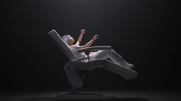 Erstaunte Mädchen Mit Sensor Handschuhe Sitzen Sessel Zukünftiges Gerät Frau — Stockvideo
