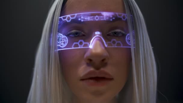 Occhiali Futuristici Primo Piano Viso Dei Giovani Donna Creativa Cerca — Video Stock