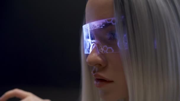 Zbliżenie Gogle Kobieta Analizuje Innowacyjną Cyberprzestrzeń Millennial Przezroczyste Okulary Dziewczyna — Wideo stockowe