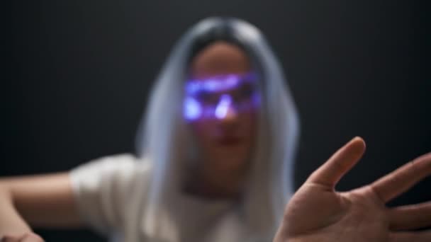 Inspekce Ženy Ruce Přehazuje Neviditelné Obrázky Detailní Záběr Futuristická Osoba — Stock video