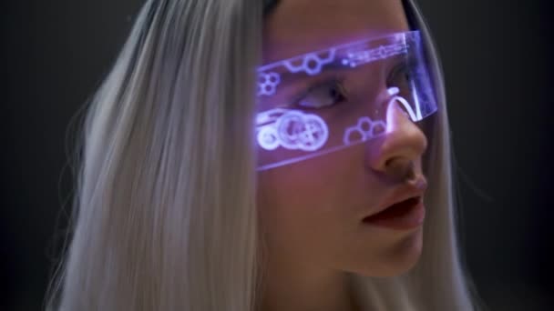 Zbliżenie Profesjonalny Naukowiec Analizujący Nowoczesnych Okularach Holograficznych Cyfrowe Gogle Sprawdzają — Wideo stockowe