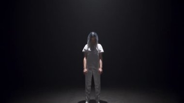 Karanlık odada kendine güveni tam bir kadın. Havalı hippi kıyafetli çekici sarışın kamera. Metaverse gümüş saçlı kız siyah arka planda uyanıyor. Merhaba teknoloji performans konsepti