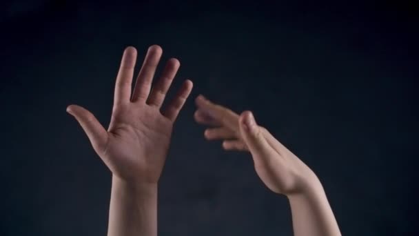 Κοντινό Πλάνο Χέρια Του Ανθρώπου Αγγίζουν Τον Εγκάρσιο Αγνώριστο Άτομο — Αρχείο Βίντεο