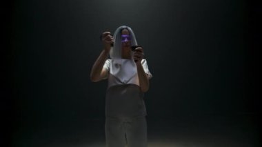 Elinde video kontrolörleri olan bir genç. Moda kızı dijital gözlüklerle artırılmış simülasyon oynuyor. Güzel bir kadın interaktif eğlencenin tadını çıkarıyor. Siber uzayda oyun ekipmanları