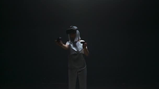 Schöne Mädchen Tragen Headset Blinkenden Licht Futuristische Gamer Spielen Augmented — Stockvideo